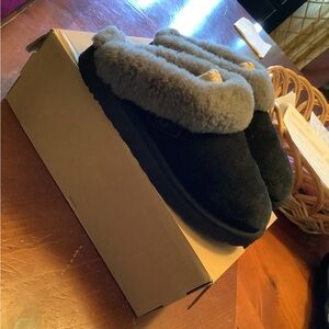 UGG WOMENS CLUGGETTE black and gray slippers